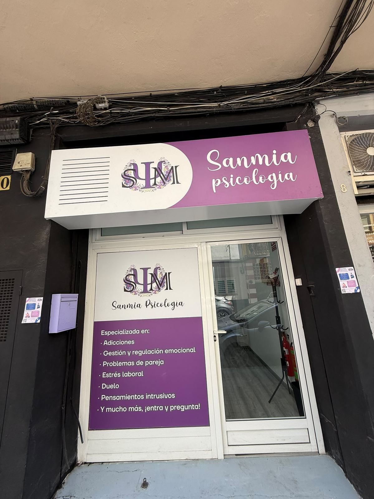 Puerta de la consulta con el logo de Sanmia