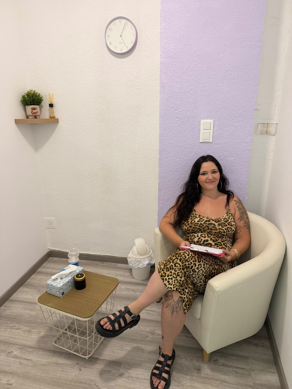 Sandra Millán Arenas sentada en la sala de terapia