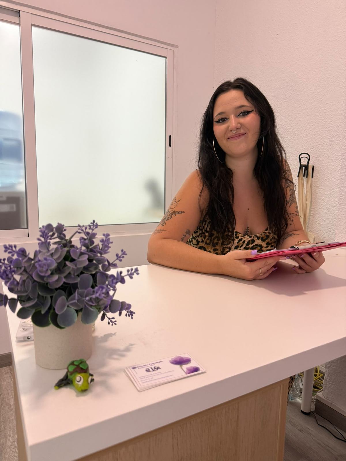 Sandra en la mesa de la consulta