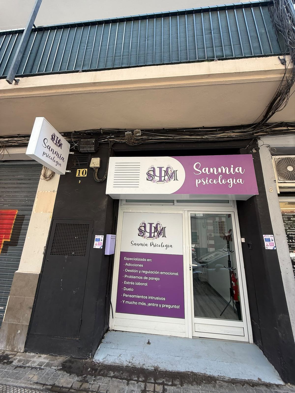Fachada de Sanmia Psicología con el rótulo