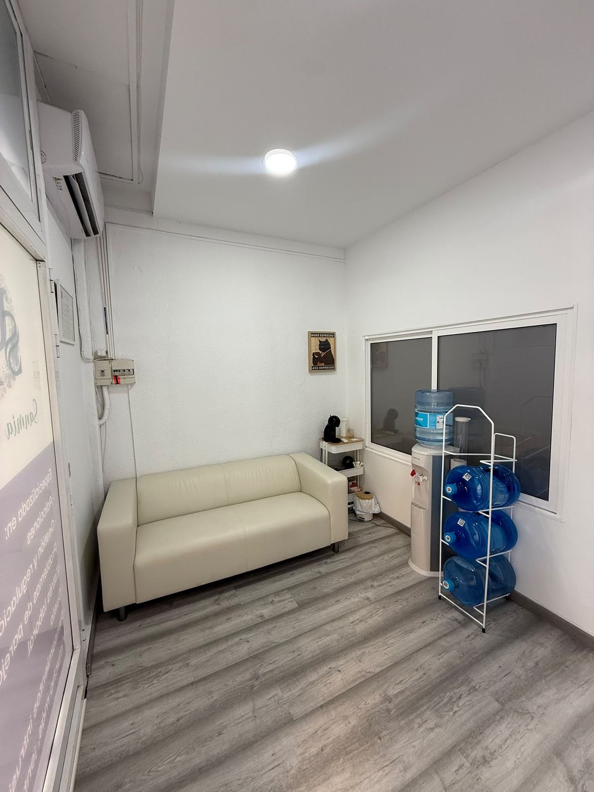 Sala de espera con sofá
