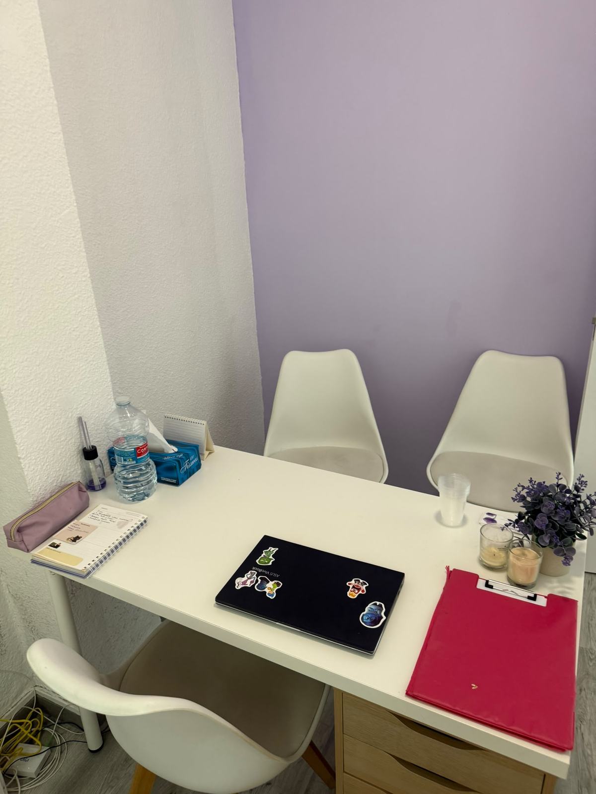 Mesa de trabajo con la pared lila