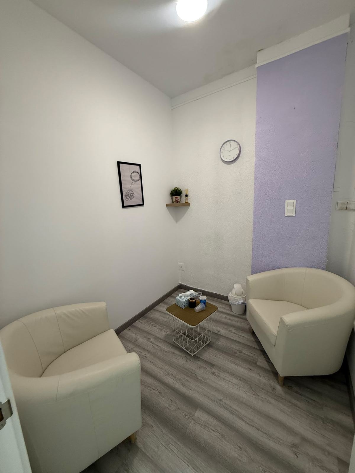 Sala de terapia de Sanmia Psicología, con dos butacas y la pared lila
