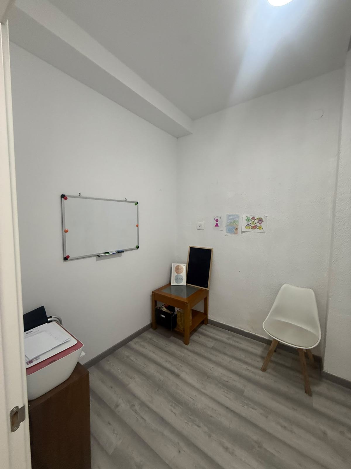 Sala con pizarra para el trabajo en sesión